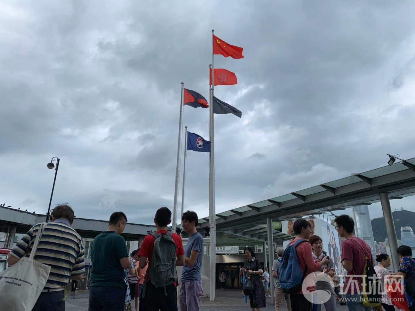 宁夏:挖掘机漂入黄河,驾驶员被困,消防员利用救援艇救助