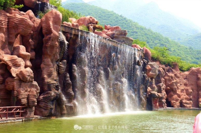 人气真的高!晚宴结束,C罗在护送下离开宴会厅